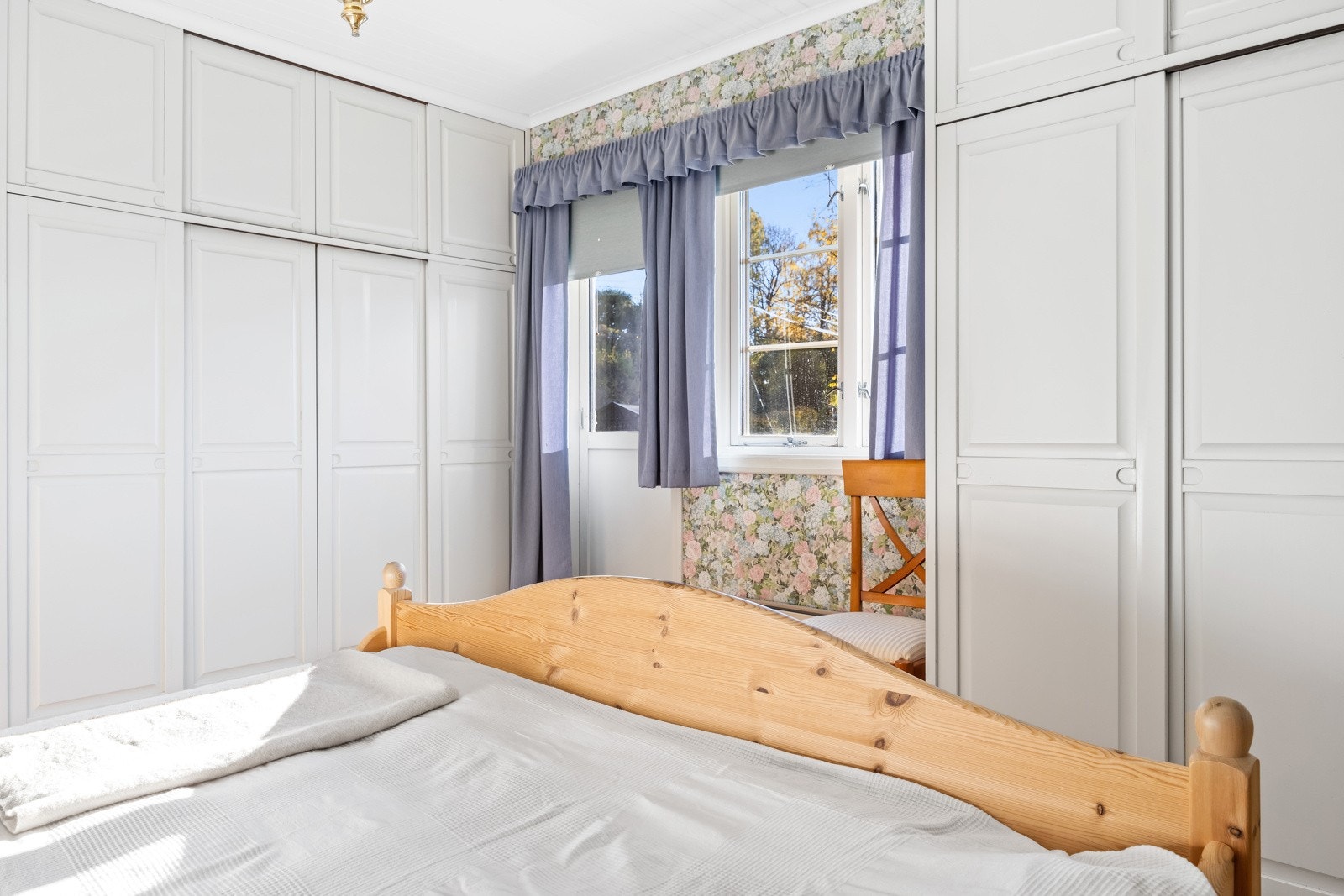 Hovedsoverom med utgang til balkong. Galleribilde