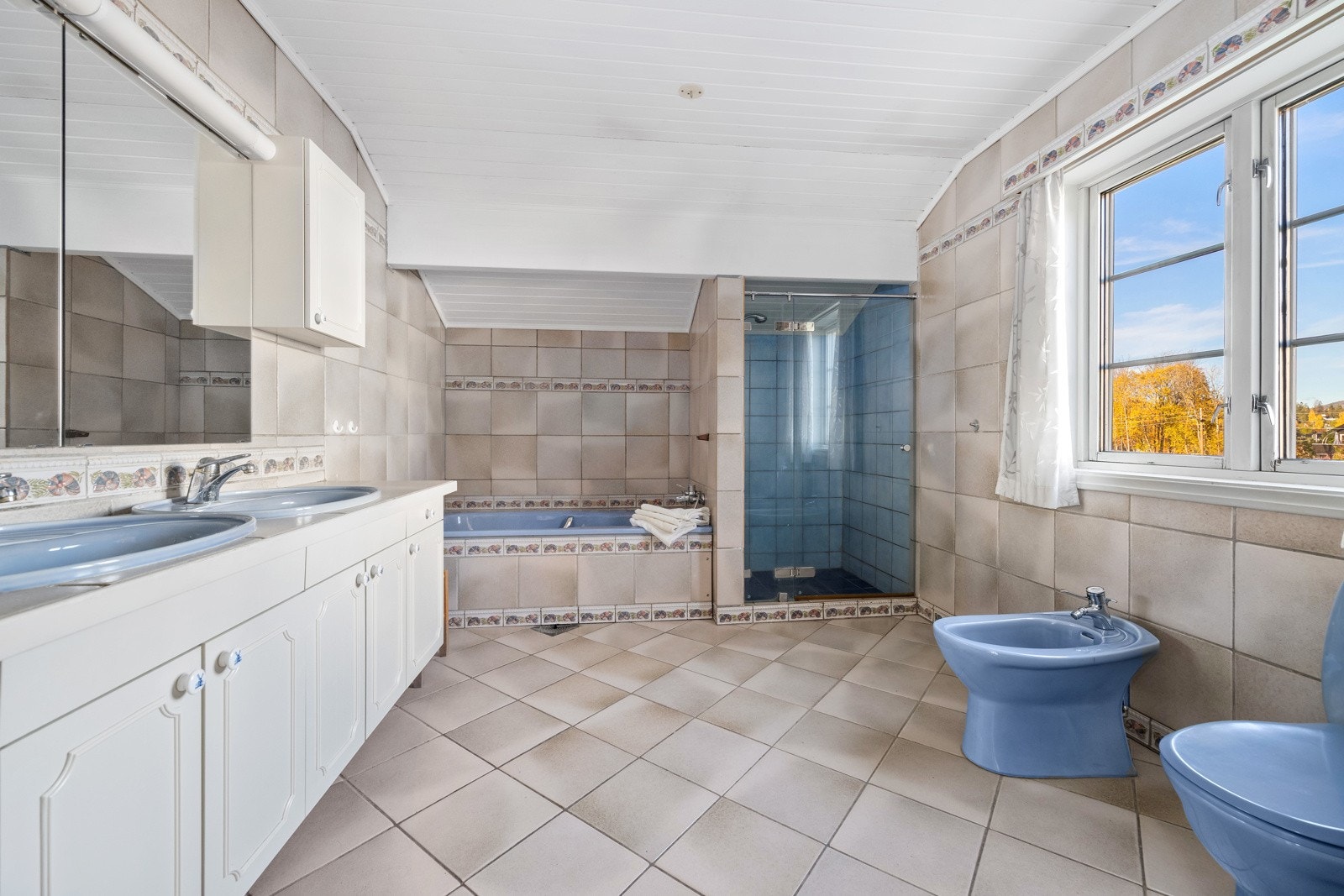 Badet i andre etasjen er innredet med badekar, dusjnisje med dusj på vegg, toalett, bide og 2 servanter. Galleribilde