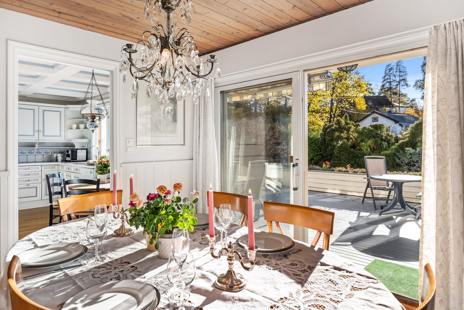 Fra stuen er det utgang til solrik terrasse. Galleribilde