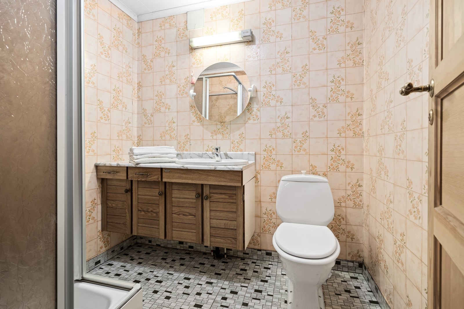 Badet i underetasjen er innredet med dusjkabinett, toalett og servant i innredning. Galleribilde