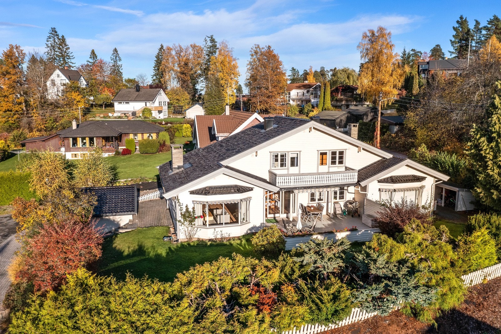 Boligen ligger i et fredelig og godt etablert villaområde på Øvre Nes. Galleribilde