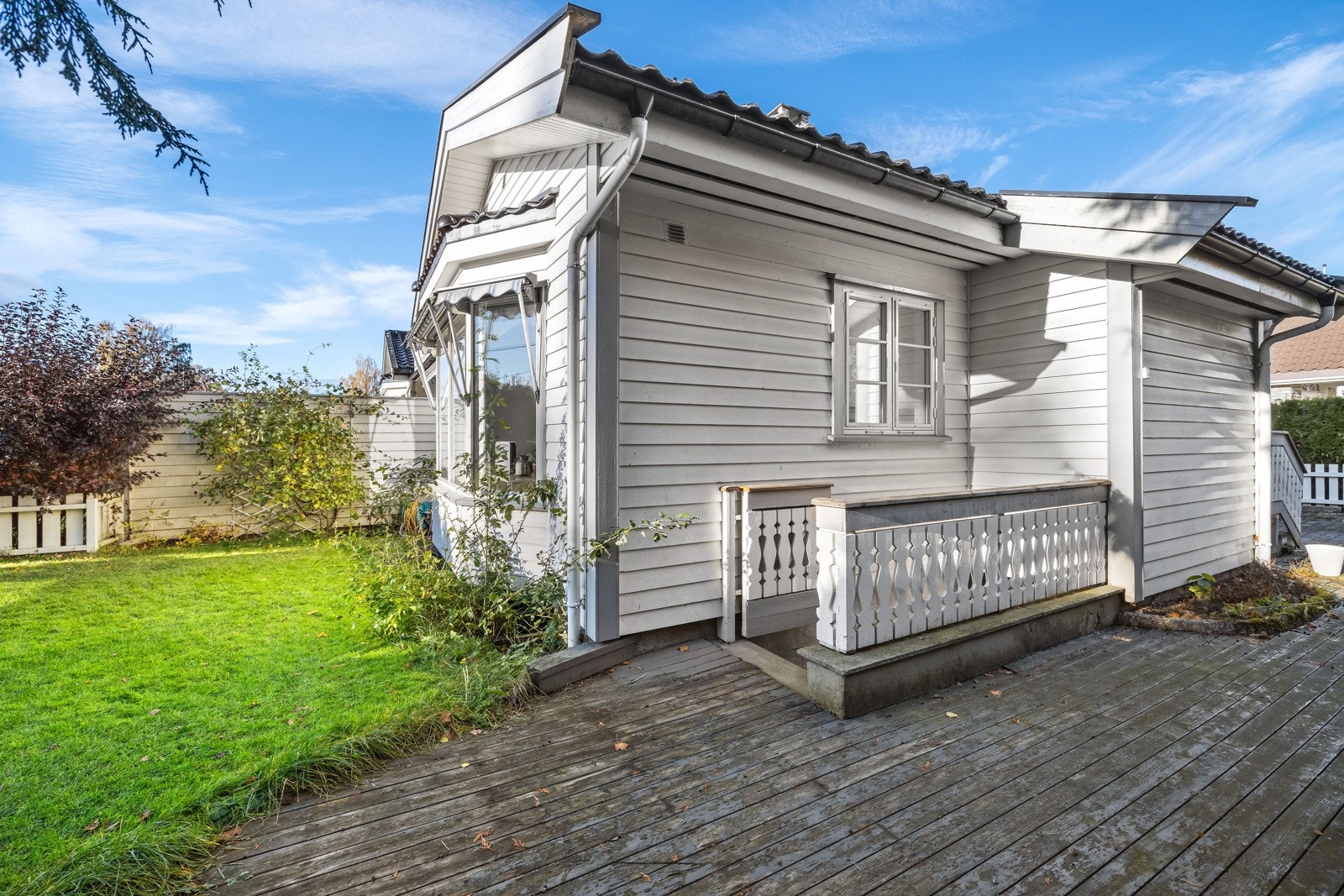 Pent opparbeidet hage med svært gode solforhold og god skjerming mot innsyn. Galleribilde