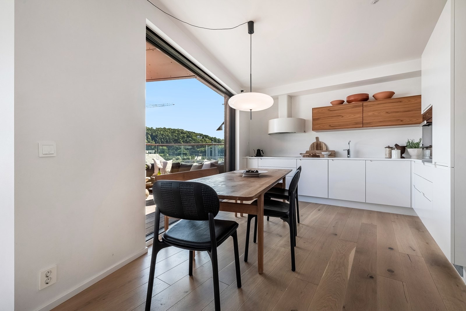 Kjøkken med åpen løsning mot stuen. Galleribilde