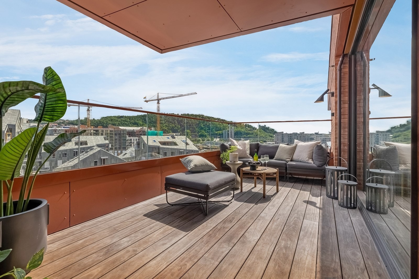 Her har man gode lys- og solforhold fra morgen til ca. 15:30 på midtsommeren. Galleribilde