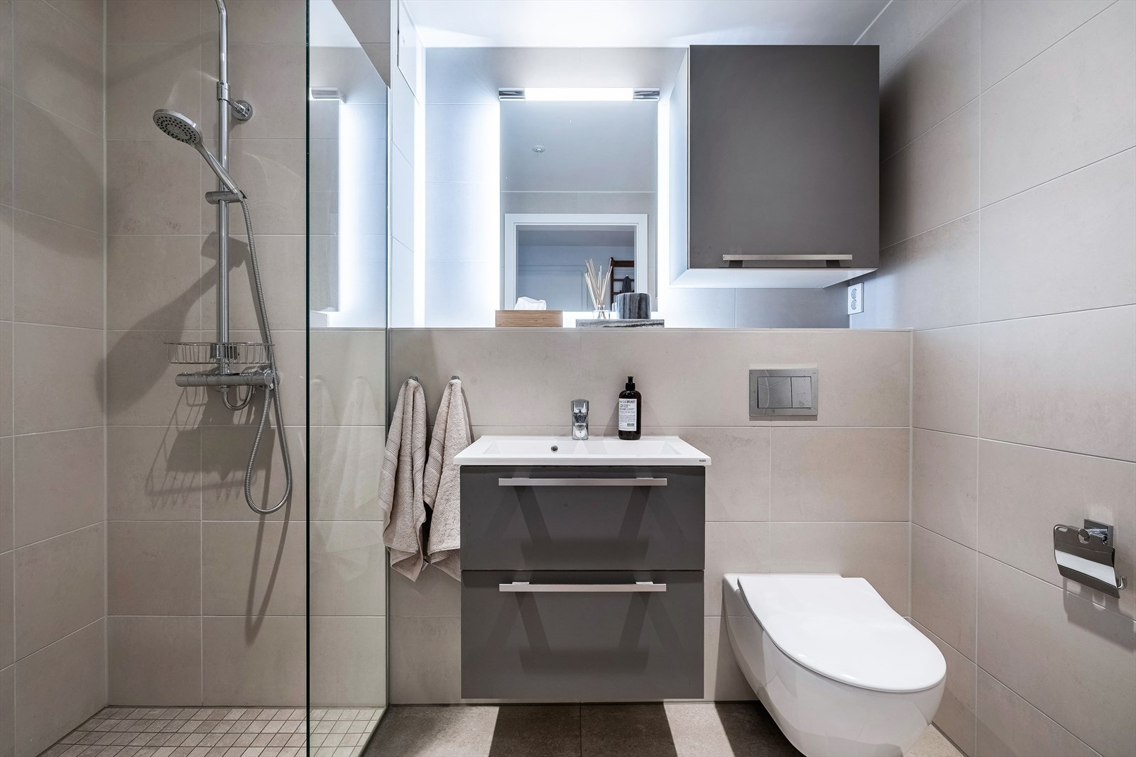 Baderom to - Flislagt baderom med varme i gulvet og downlights i himling. Galleribilde