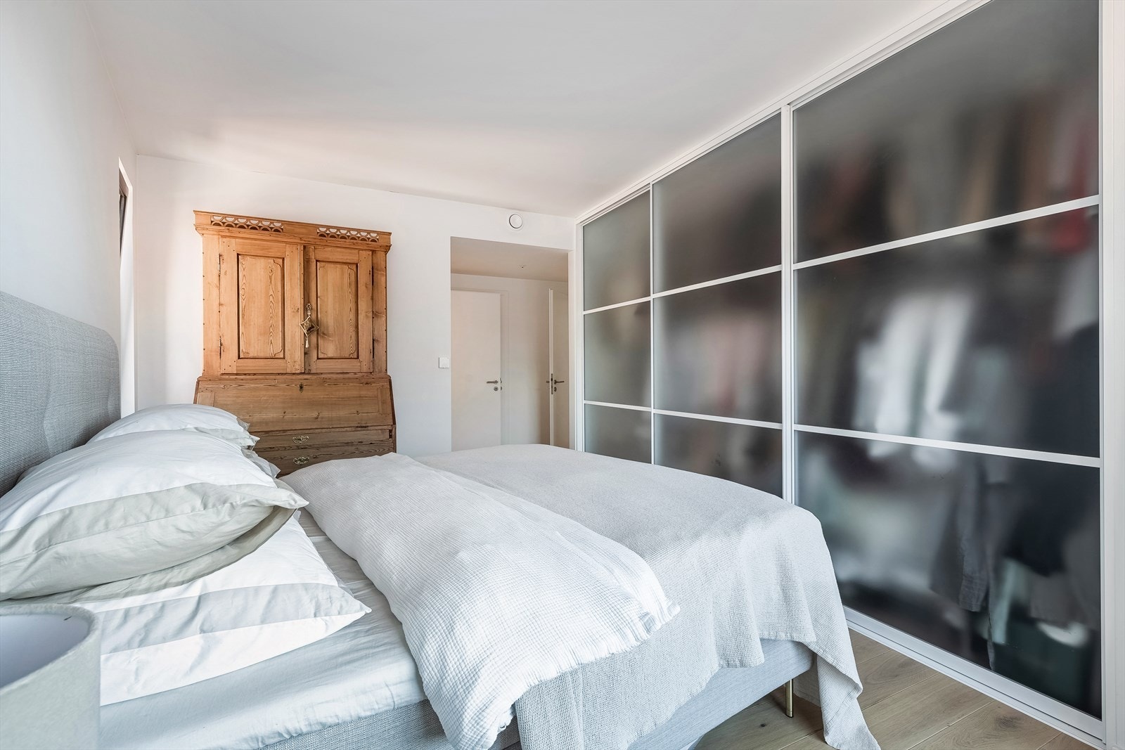 Det er rikelig med oppbevaringsplass i tilhørende bod med skyvedører. Galleribilde