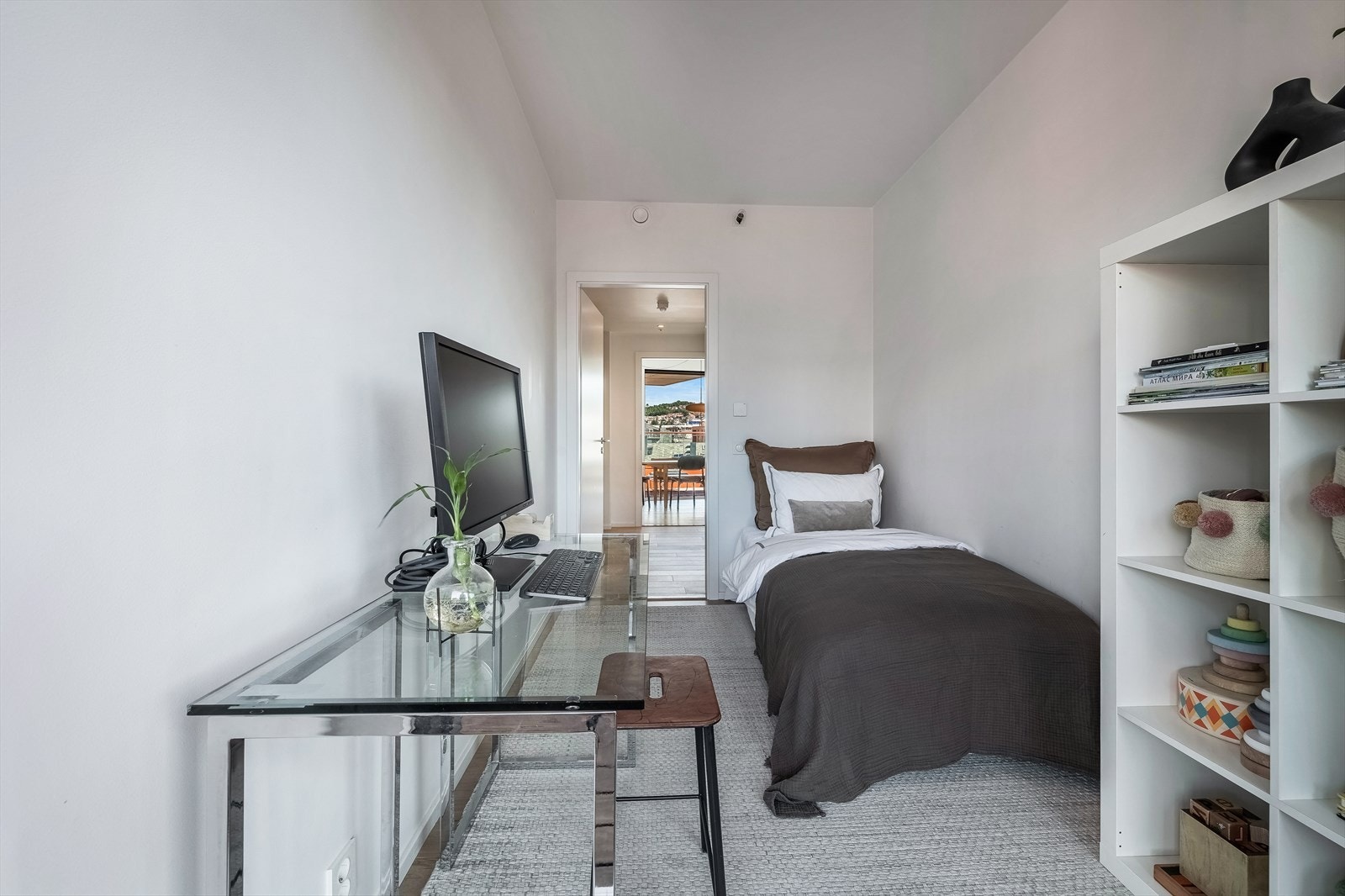 God plass til seng, pult og garderobeløsning. Galleribilde