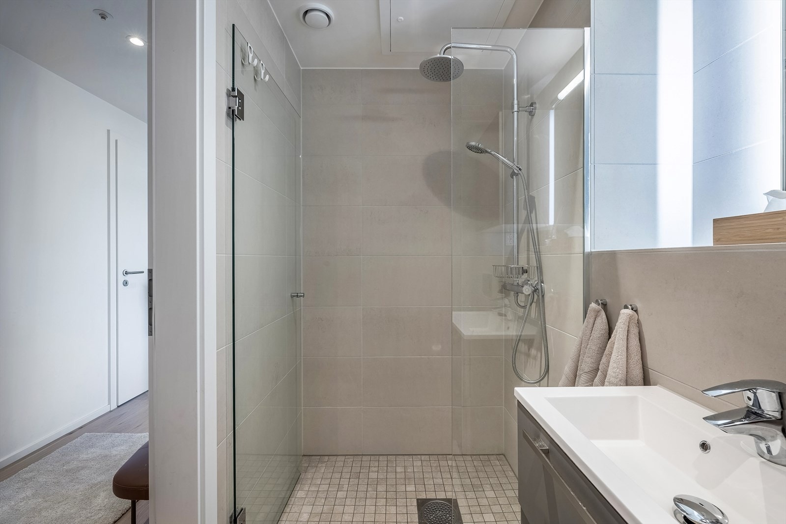 Rommet ventileres via balansert ventilasjonanlegg, tilluft under dørblad. Galleribilde