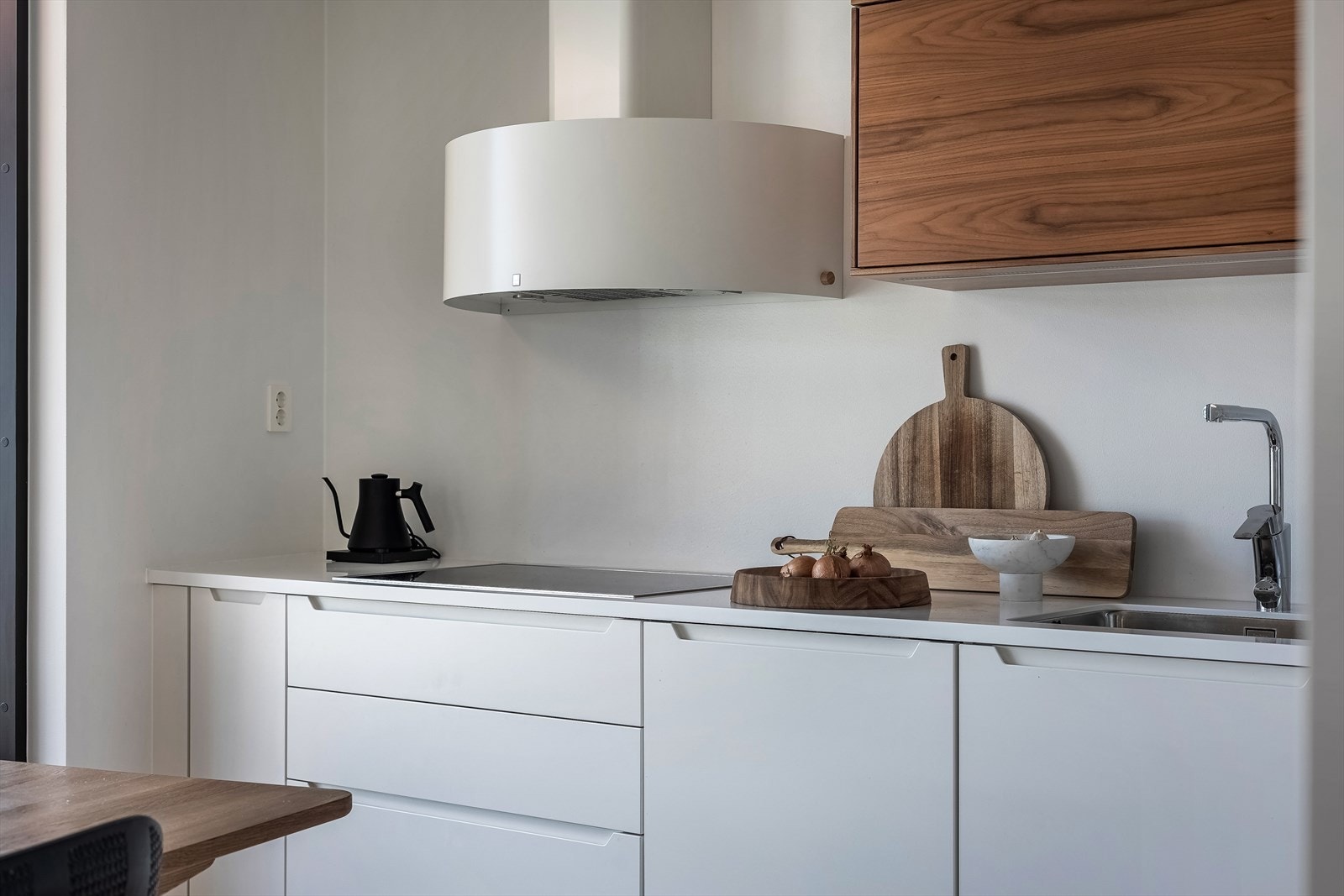 Det er installert automatisk lekkasjestopper med magnetventil og føler i kjøkkenbenk under kum og komfyrvakt over kokesone. Det er avtrekk over kokesone via balansert anlegg. Galleribilde