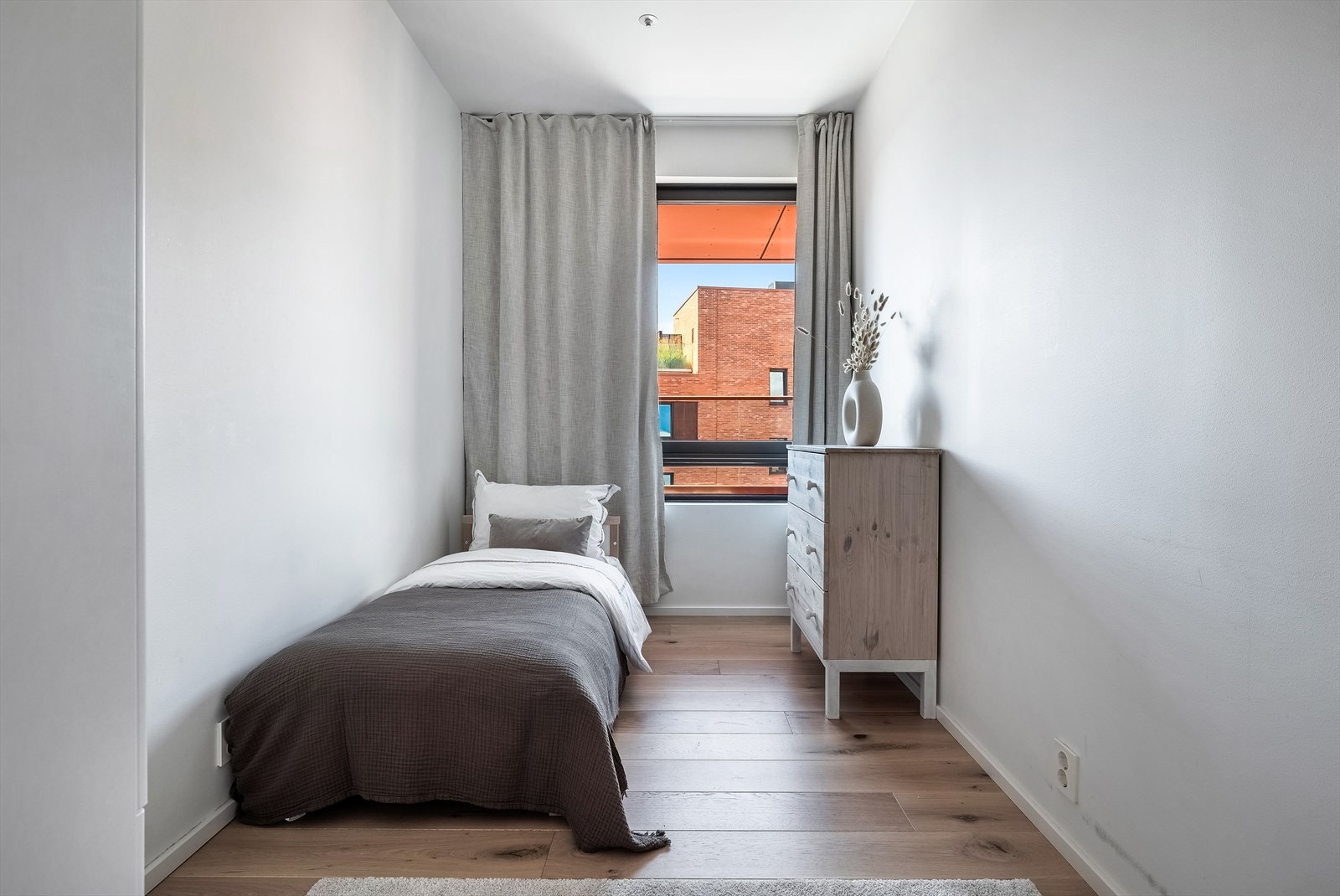 Soverom tre har også plass til seng, pult og garderobeløsning. Galleribilde