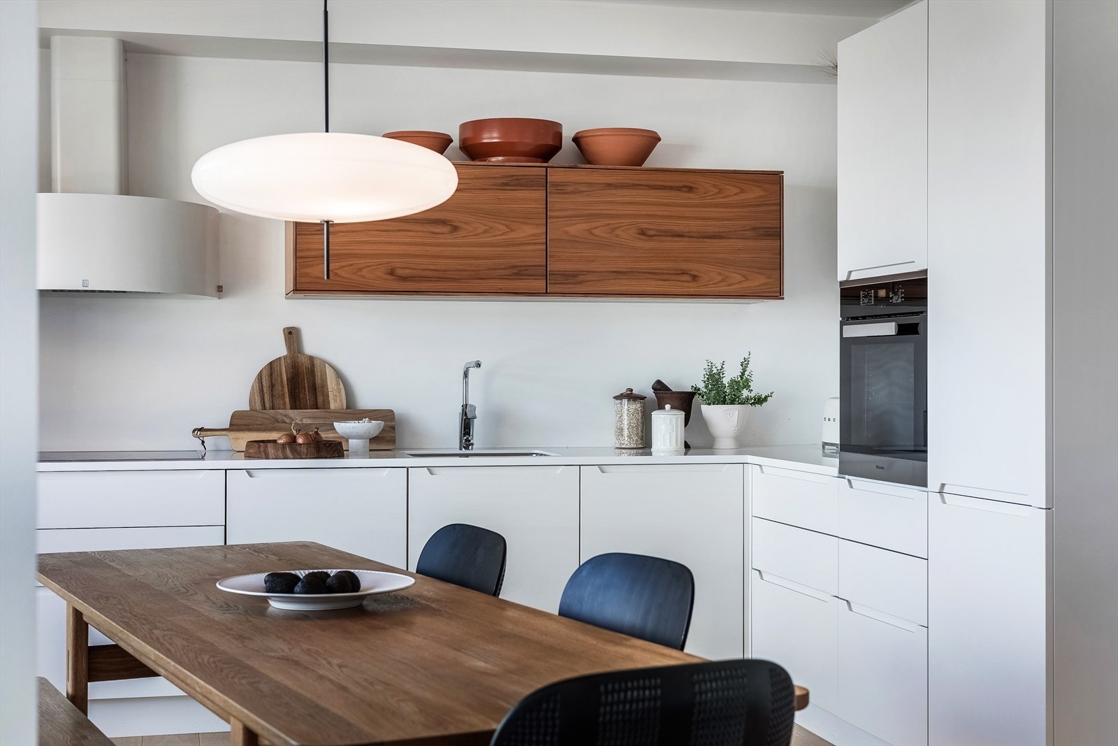 Kjøkkeninnredning fra Uno Form fra 2019 med under-/overskap og høyskap. Slette fronter. Benkeplater av corian med underlimt kum i rustfritt stål og ett-greps blandebatteri. Integrerte hvitvarer som komfyr, platetopp, oppvaskmaskin og kjøl/frys. Galleribilde