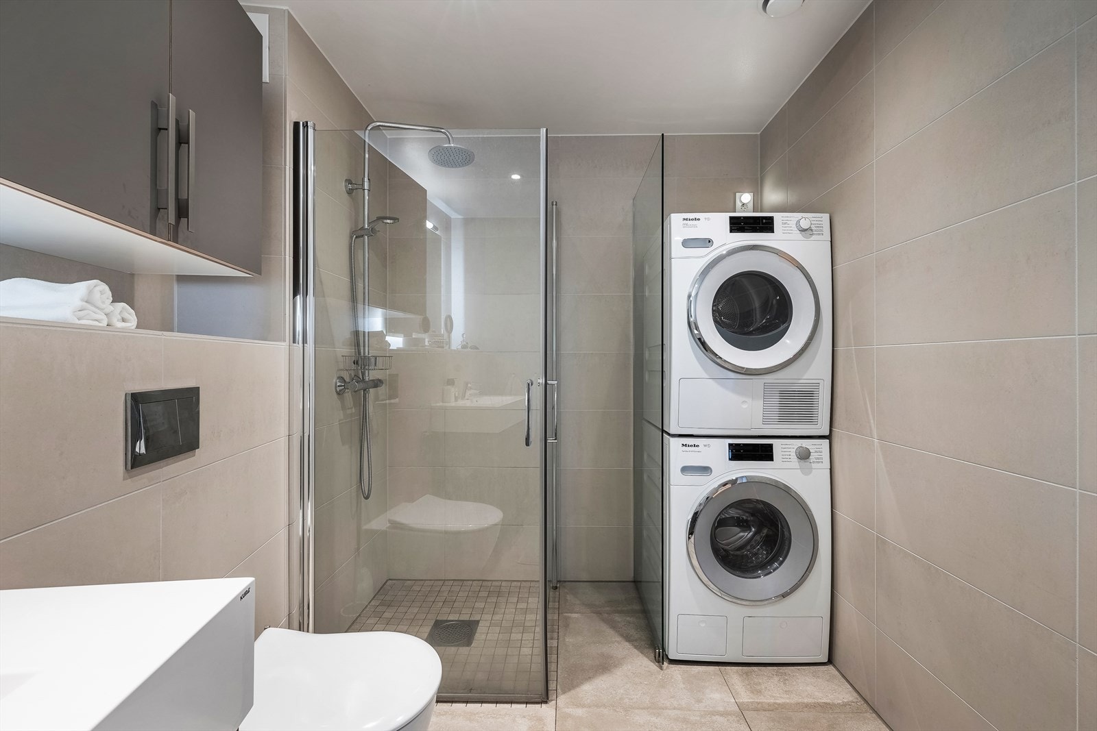 Det er opplegg for vaskemaskin. Rommet ventileres via balansert ventilasjonanlegg, tilluft under dørblad. Galleribilde