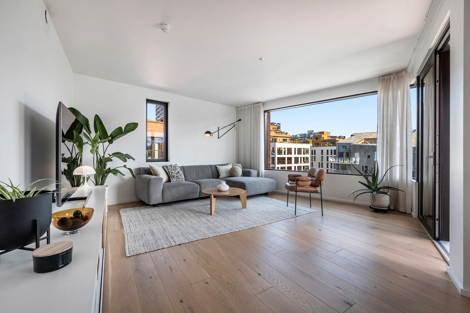 Lys og romslig stue med god plass til sofagruppe med tilhørende møblement og TV-benk. Galleribilde