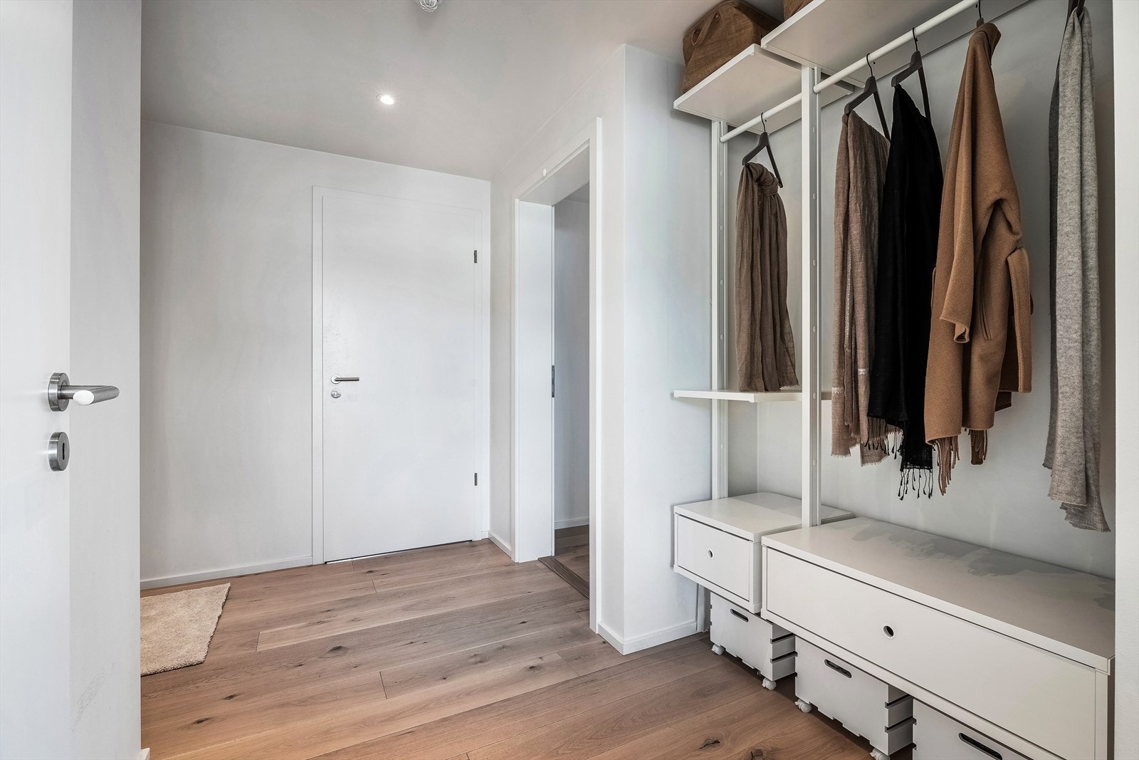 God plass til sko og yttertøy. Galleribilde