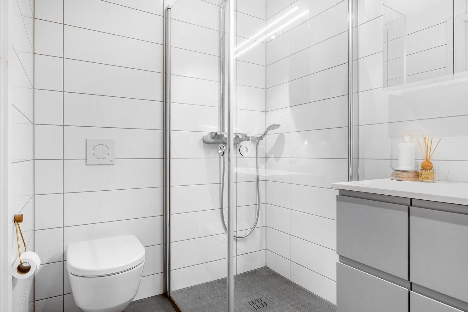 Badet er på ca. 5 kvm og har vegghengt WC og et romslig dusjhjørne. Galleribilde