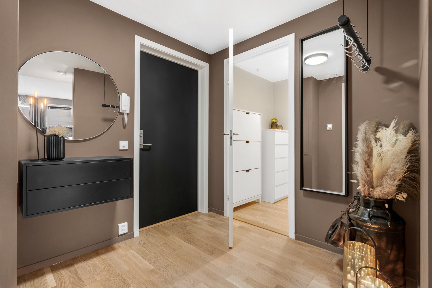 Entré med god plass for sko og yttertøy. Galleribilde