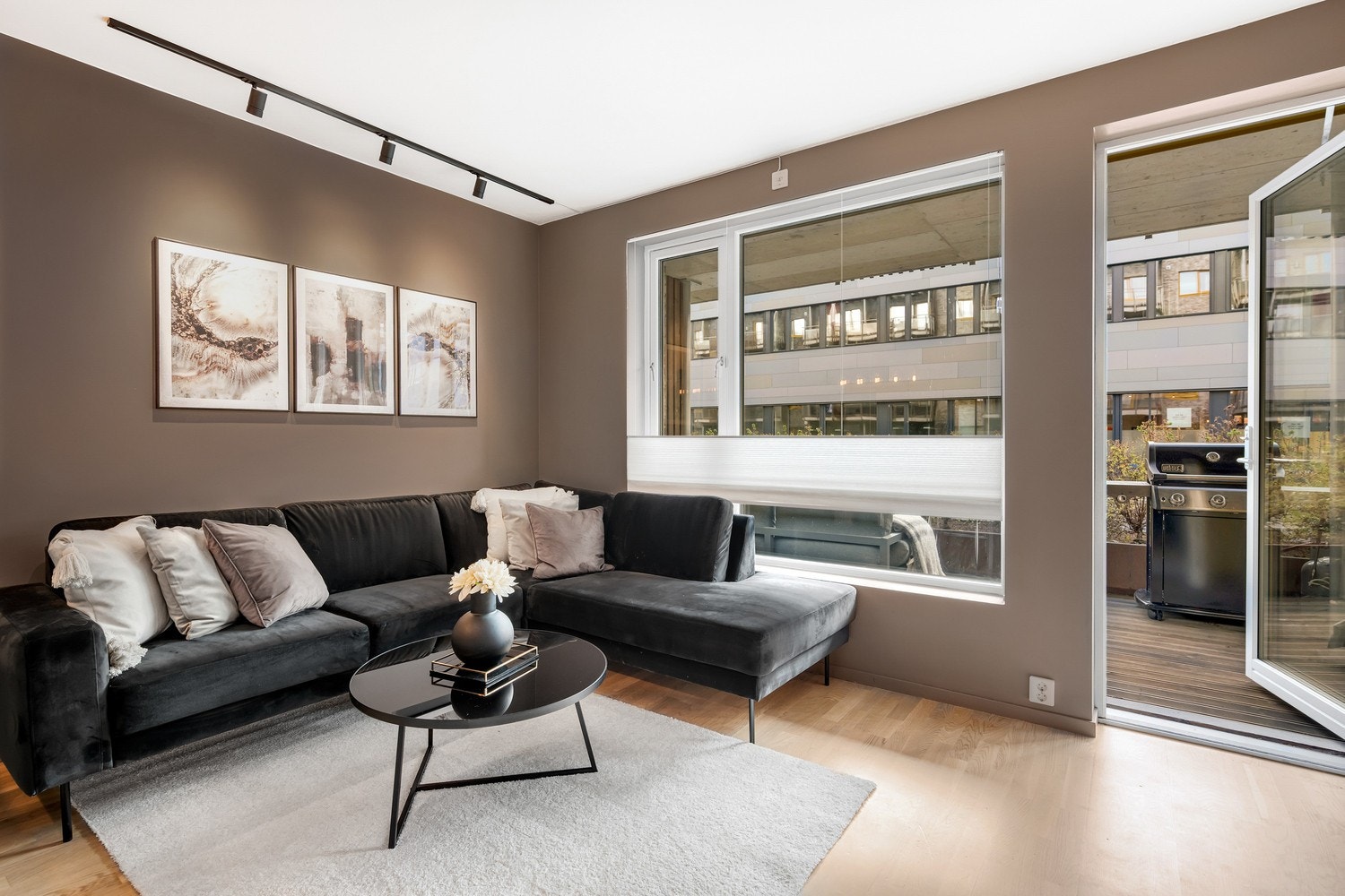 EiendomsMegler 1 v/Frank Robert Bae har gleden av å presentere en flott 2-roms leilighet beliggende i sameiet "Fjordhagen" på populære Grilstad Marina! Galleribilde