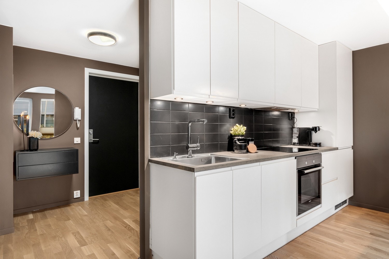 Leiligheten har lave felleskostnader som inkluderer bl.a kabel-TV, internett og fjernvarme (oppvarming/varmtvann). Galleribilde