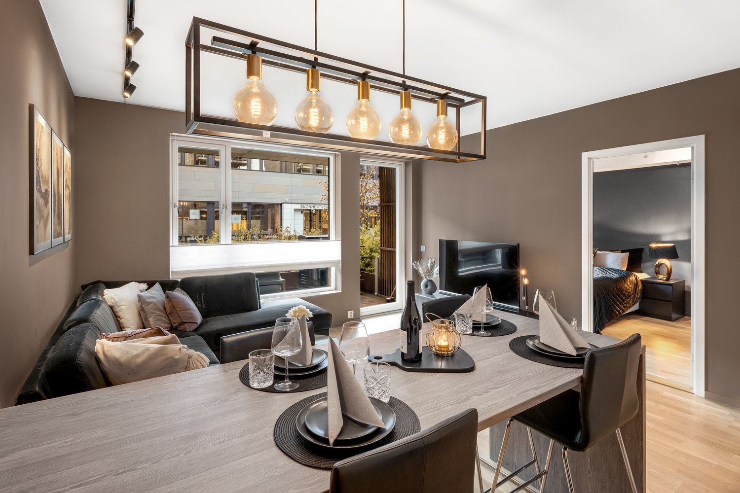 Store vindusflater gir rikelig med naturlig lysinnslipp. Galleribilde