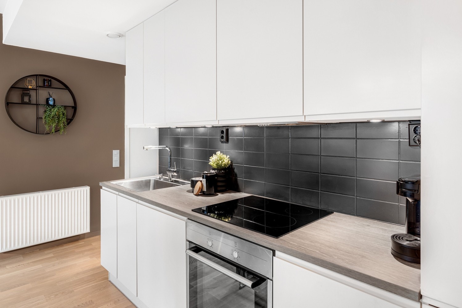 Kjøkkenet er av merket JKE og har integrerte hvitevarer. Galleribilde