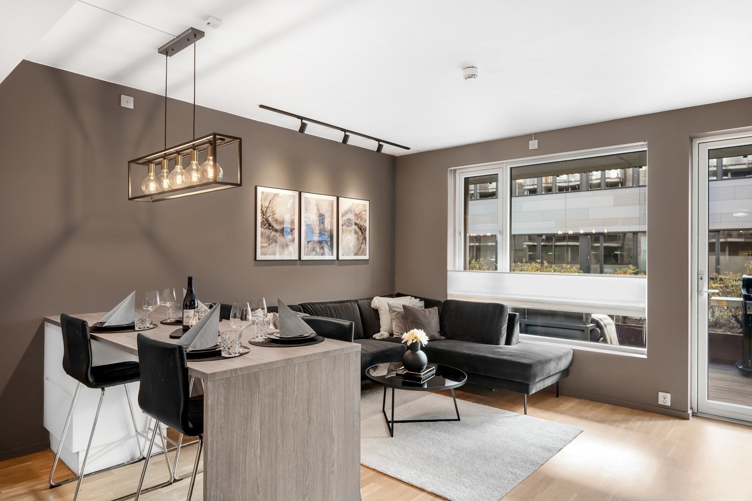 I 2021 ble det installert ny taklampe over kjøkkenøy og spotskinne over sofagruppe. Galleribilde