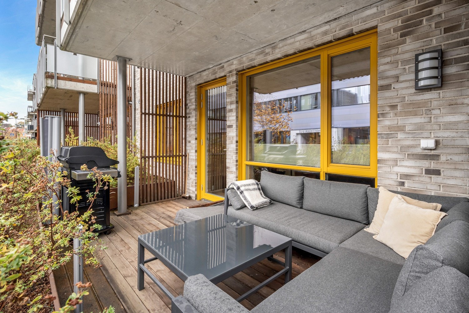 Fra stuen er det utgang til sør-/sørvestvendt terrasse med god plass for utemøblement og grill. Galleribilde