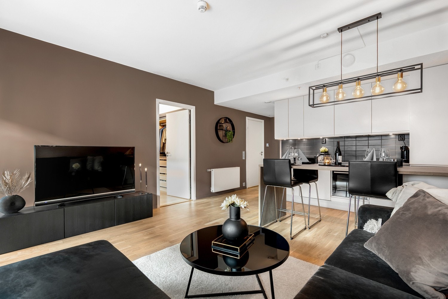 Boligen ble oppført så sent som i 2017 og har gjennomgående moderne standard. I 2021 ble hele leiligheten malt i tidsriktige fargetoner. Galleribilde