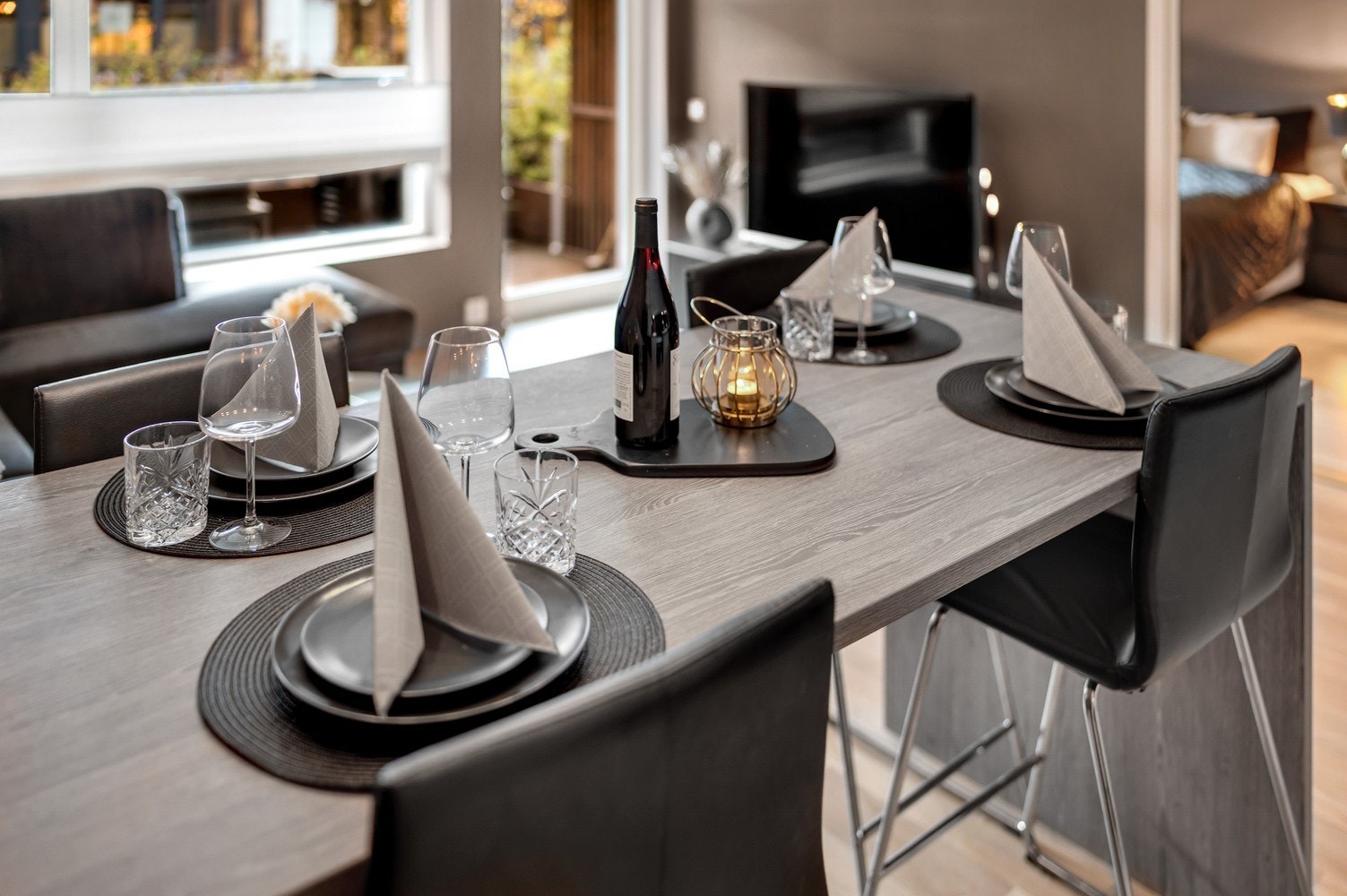 Praktisk kjøkkenøy med barstoler. Galleribilde