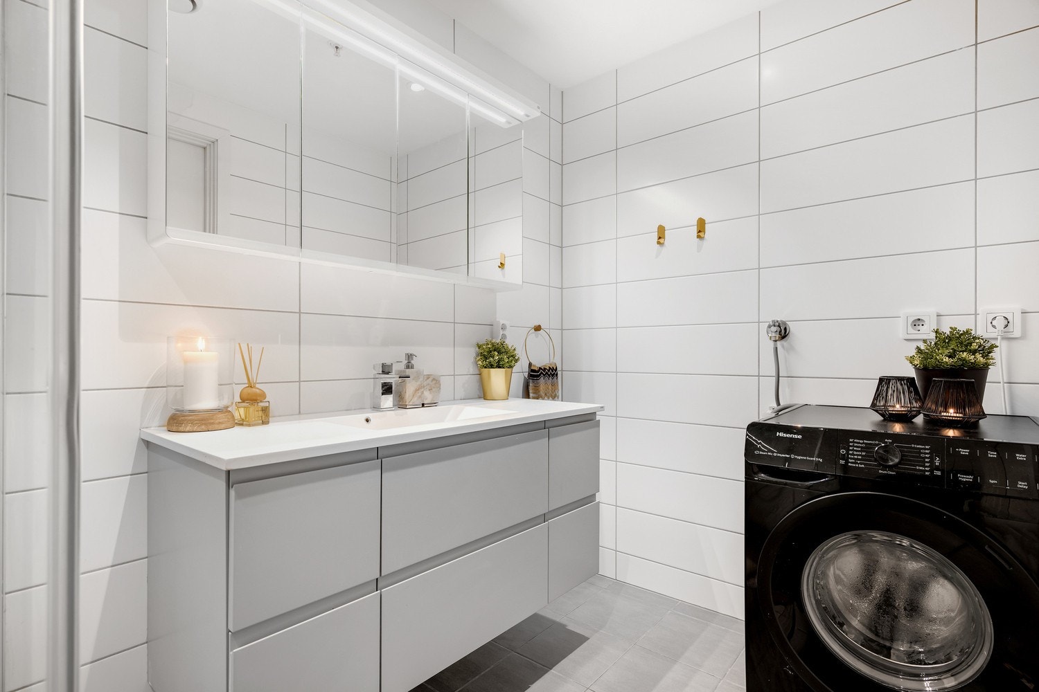 Flott bad med flislagte flater og varmekabler i gulv. God plass i oppgradert baderomsinnredning og speilskap. Galleribilde