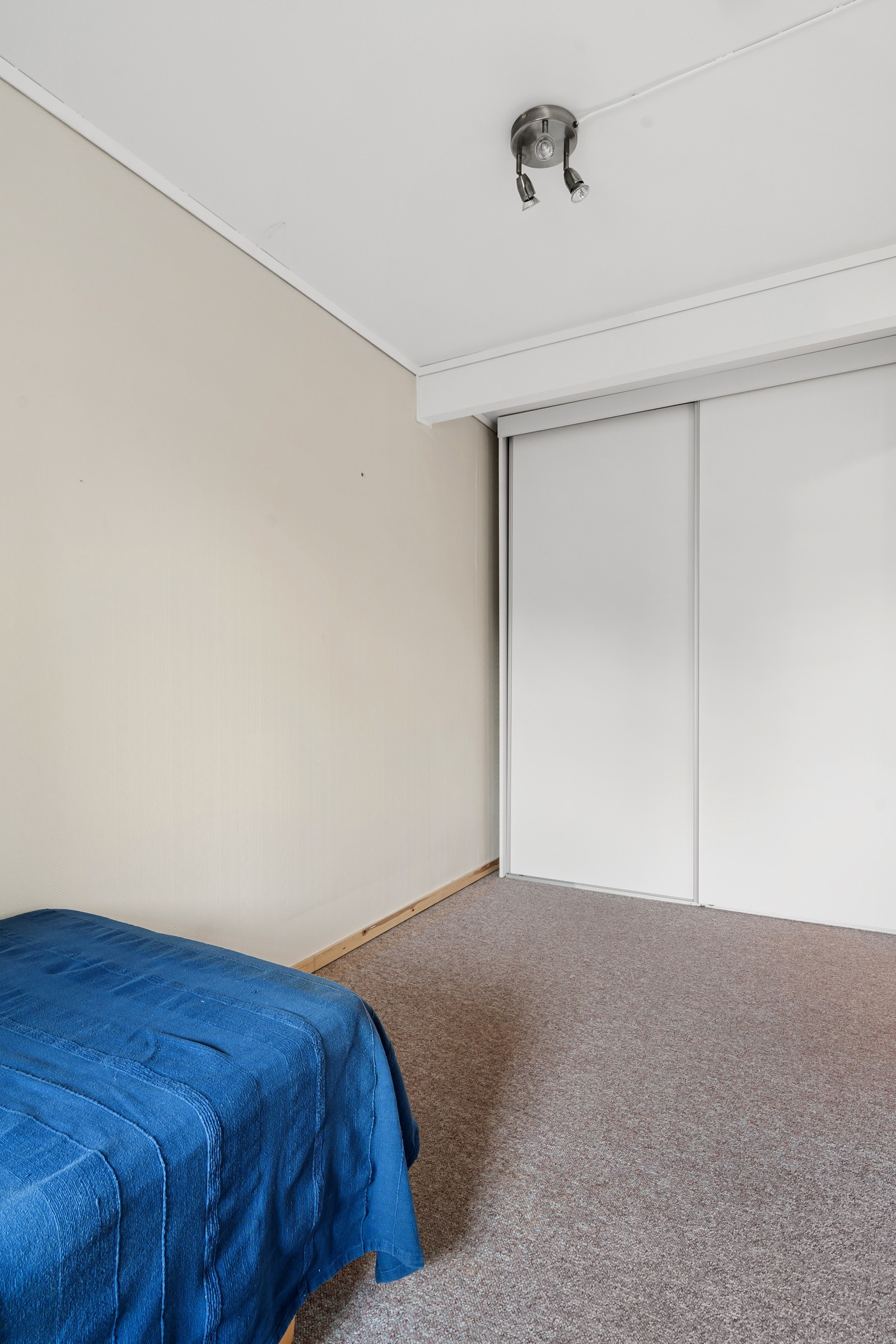 Her er det etablert skyvedørsgarderobe.