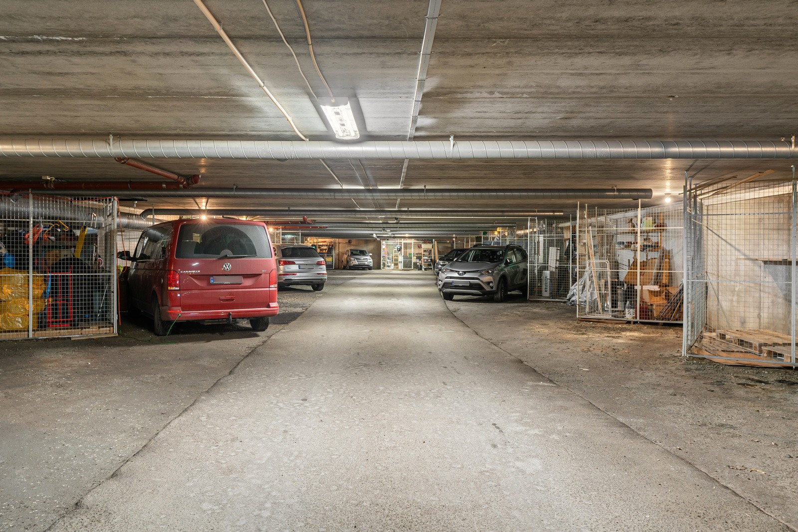 Parkering i sameiets garasjeanlegg.