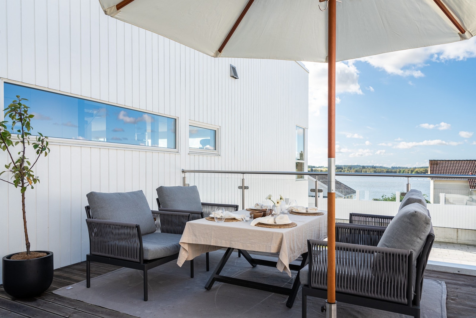 Terrassen over garasjen har også pent utsyn, er solrik, skjermet og med god plass. Galleribilde