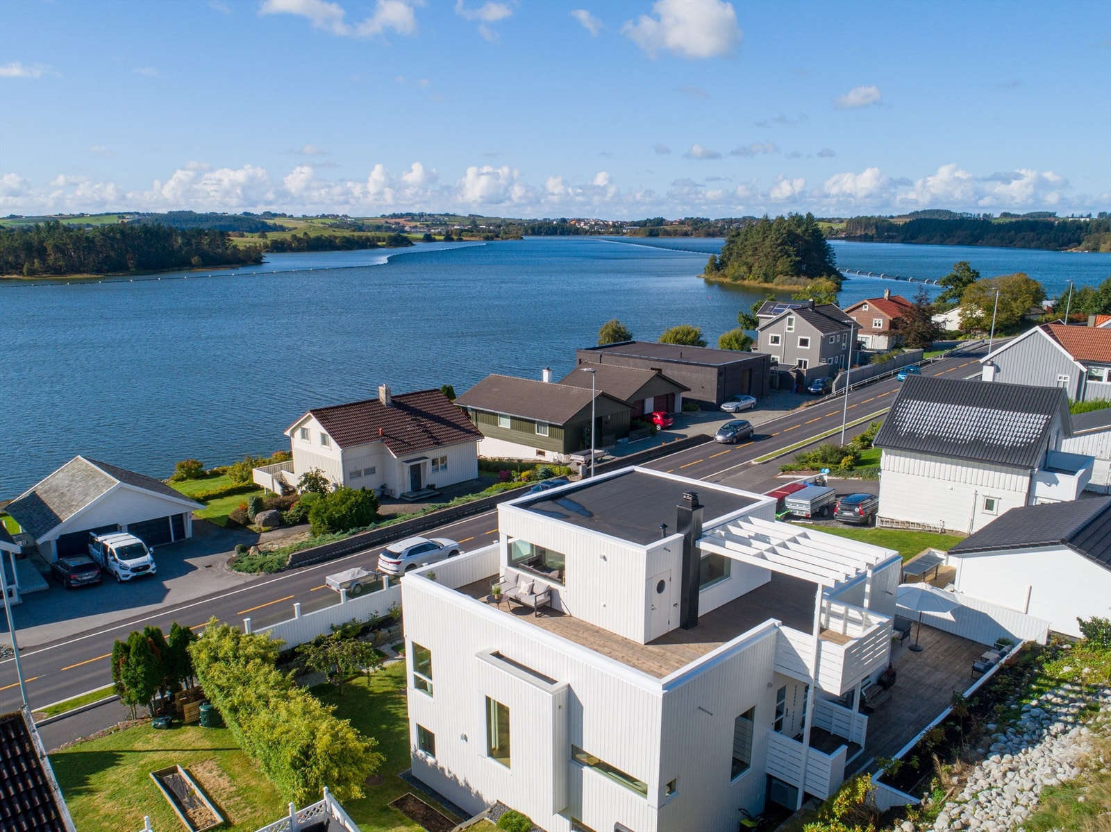 Eiendommen ligger et godt steinkast fra Frøylandsvatnet og har utsikt mot dette fra flere plasser ute som inne boligen. Takterrassen har også utrolig utsyn og optimale solforhold. Galleribilde