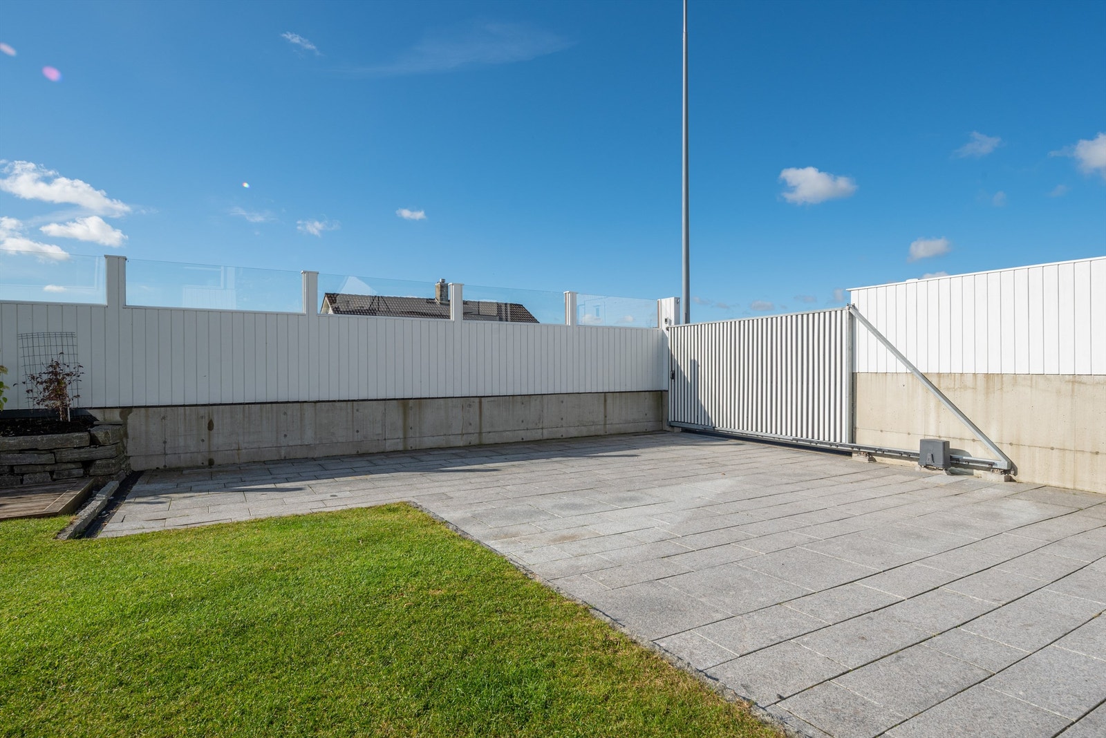 Både den elektriske porten (med dør) og veggen mot veien er isolert. Et godt og privat areal, skjermet for innsyn. Galleribilde