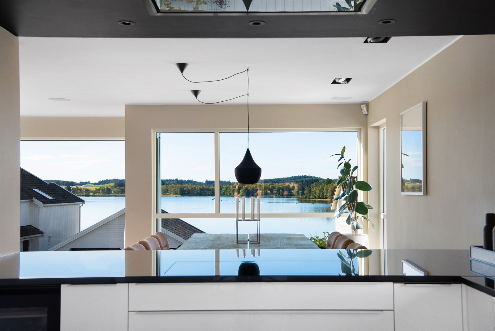 Dette er en av selgers favorittplasser i huset. Nærheten til familie og venner mens man forbereder et godt måltid og samtidig kan nyte utsikten mot vannet, er årsaken til dette. Galleribilde
