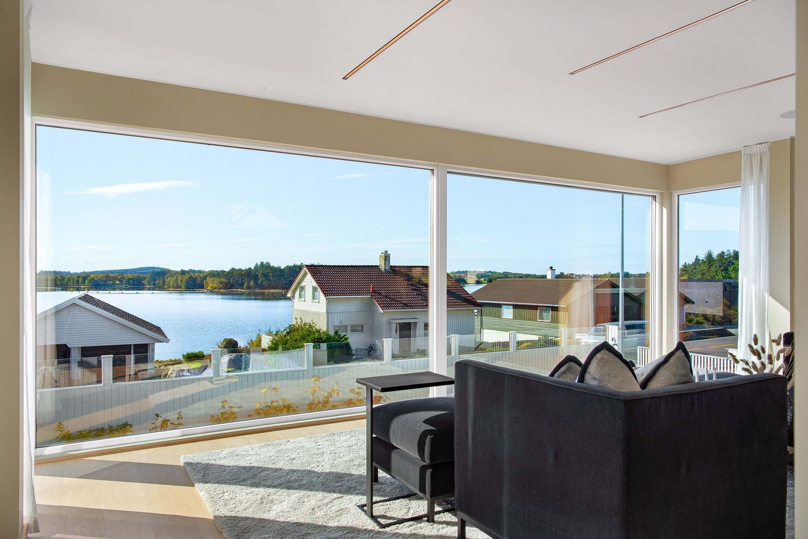 Herlig utsyn og yndet plass i stuen. Som flere andre plasser, er det innfelt LED belysning i taket Galleribilde