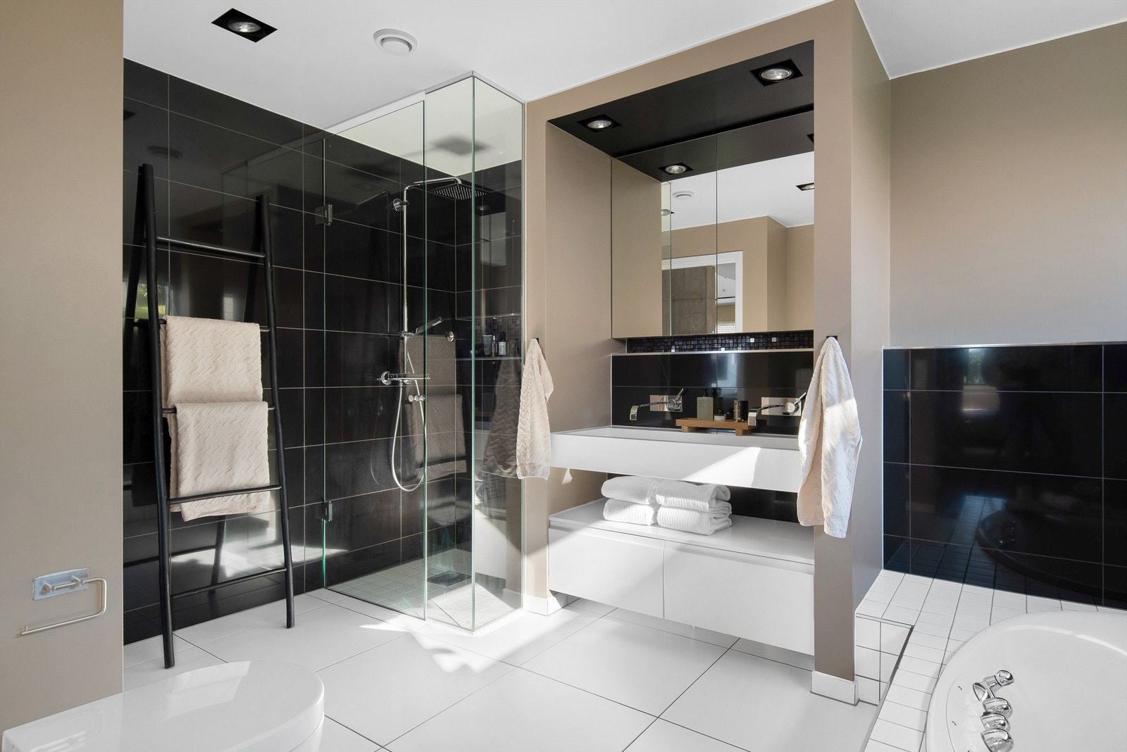 Badet har smakfullt flisevalg med lekre designfliser fra Bisazza i dusjen. Det er også delvis nedfelt boblekar fra Hurricane. Galleribilde