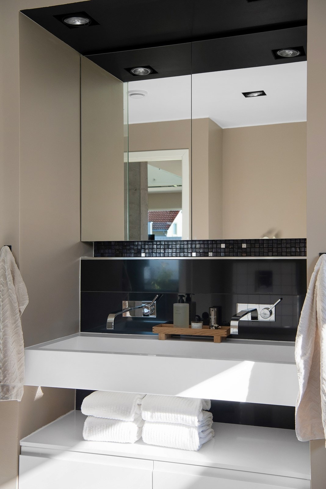 Servanten er av Corian, med dobbelt blandebatteri og innredning fra HTH. Galleribilde
