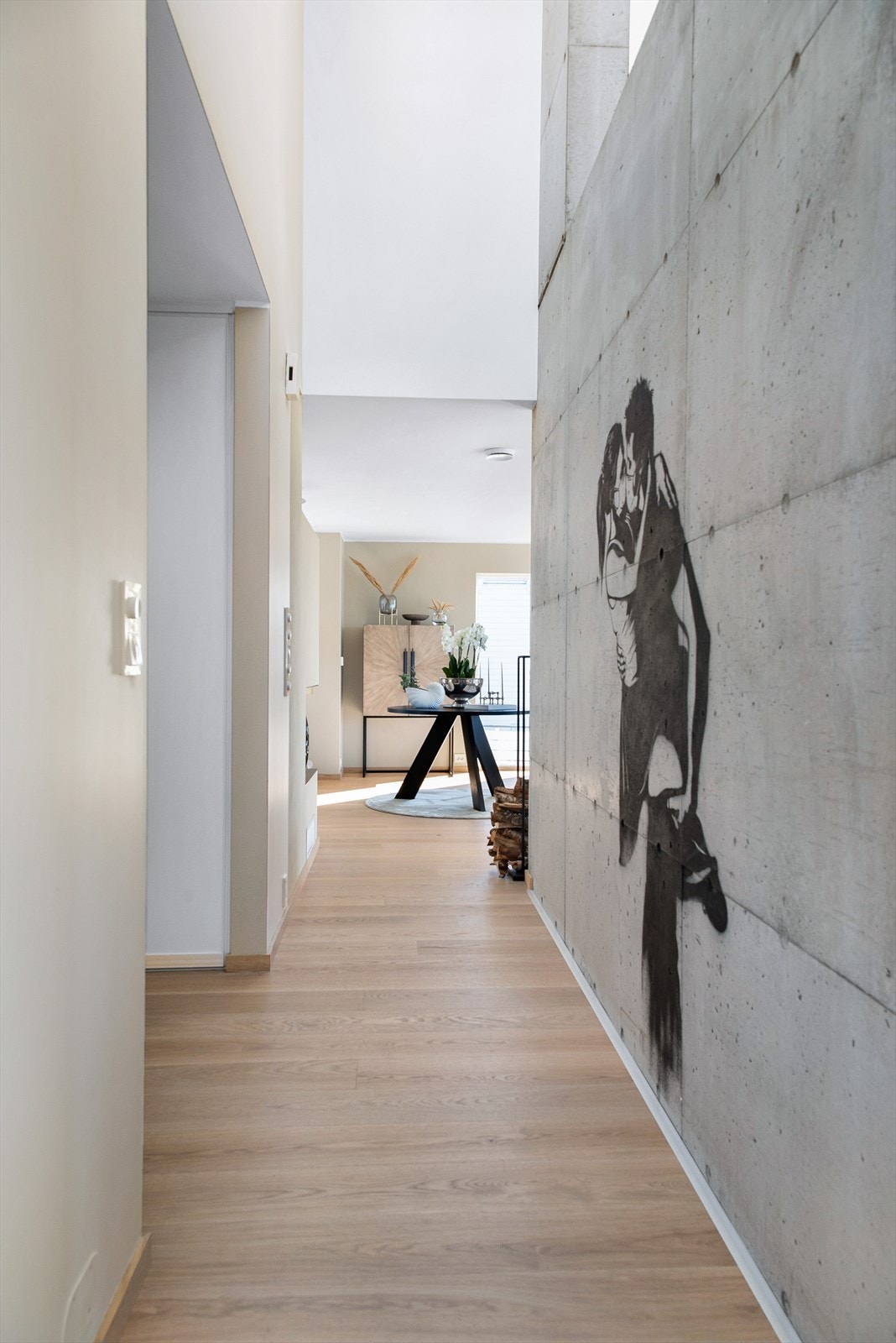 Nyt kunstverket men bli med inn for en kikk på resten av det spennende og flotte boligen har å by på. Galleribilde