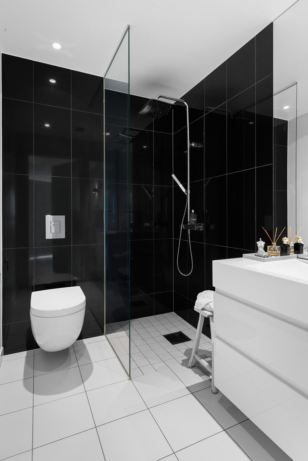 Bad nr 2 i underetasjen, har også samme delikate materialvalg som hovedbadet. Galleribilde