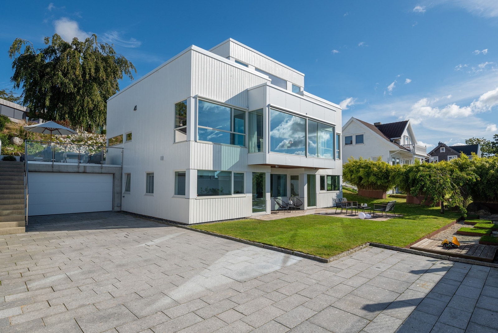 Gårdsrommet er belagt med granitt heller og har god plass til flere biler. Hagen er også solrik og har nyere anlagt solplatting med direkte adkomst fra stuen i underetasjen. Galleribilde