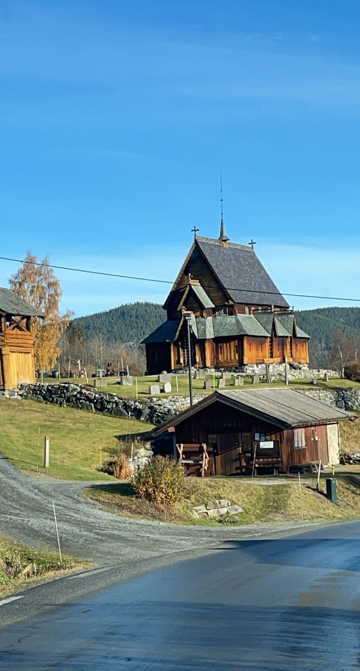 En av attraksjonene i området er Reinli stavkirke Galleribilde