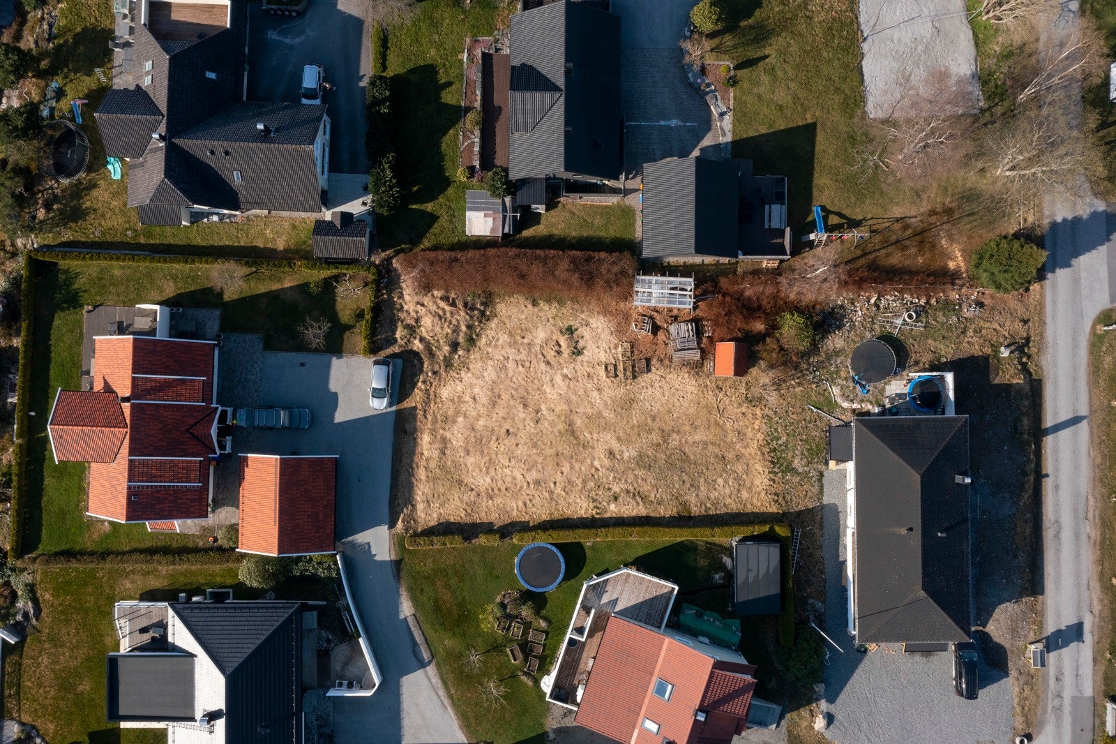 Tomten er på 997 kvm og bør være enkel å opparbeide. Galleribilde