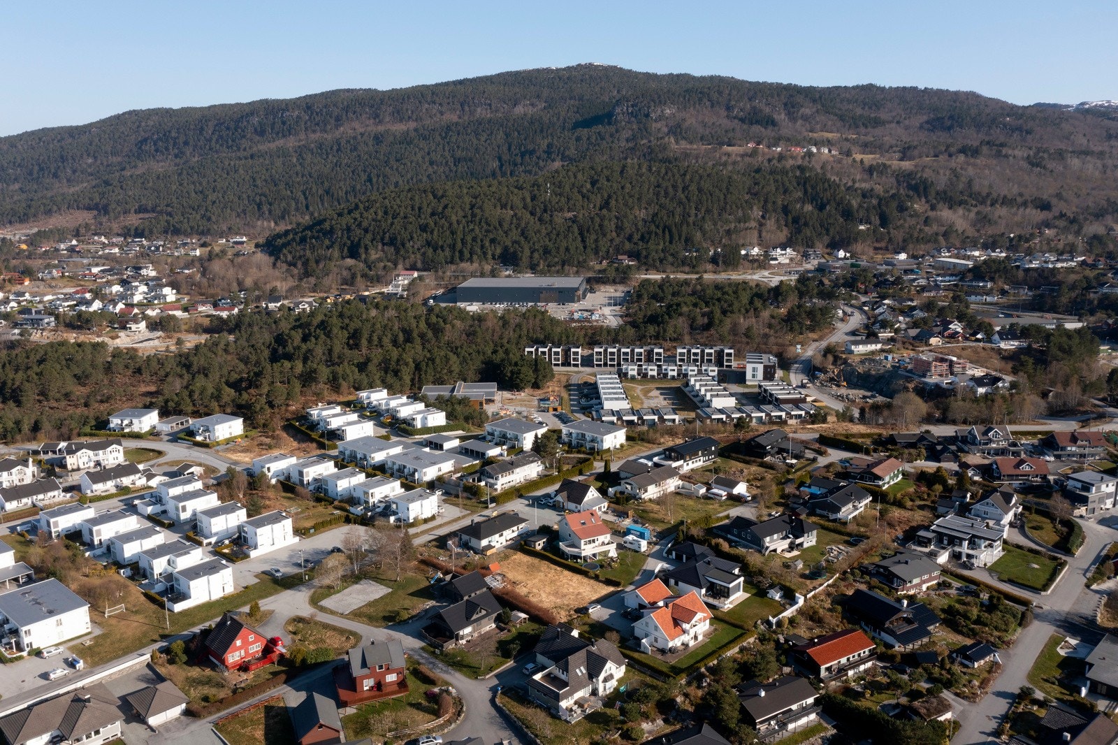 Fra eiendommen er det kort vei til busstopp, dagligvarebutikker og til utmerket turterreng på Emblemsfjellet. Galleribilde