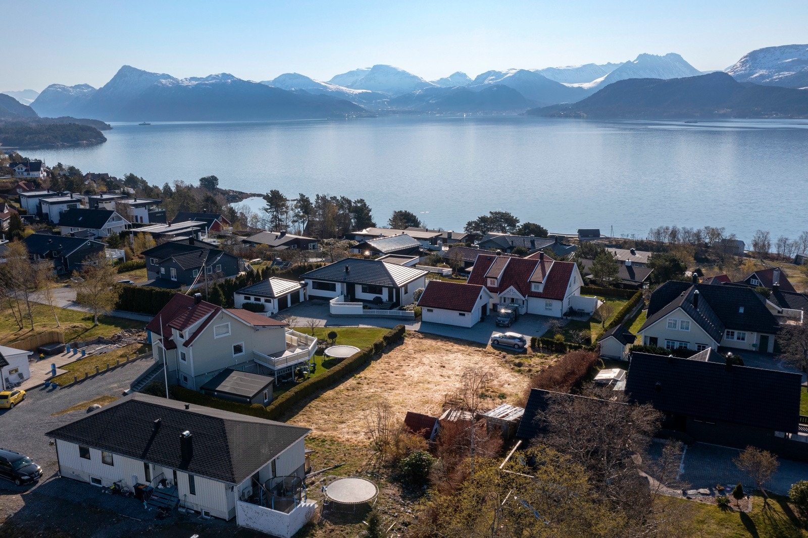 Sentral beliggenhet på Flisnes med kort gåavstand til både barneskole og barnehage. Galleribilde