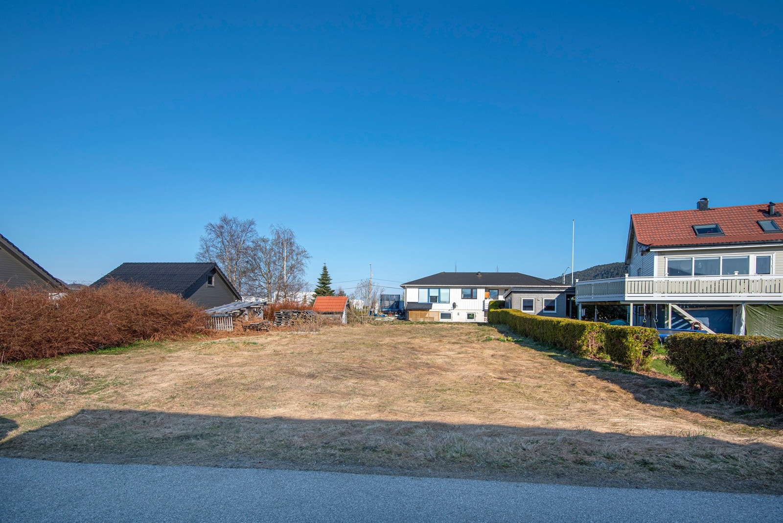 Det er vei frem til tomten. Veien er privat, og det er en forutsetning for den tinglyste veiretten at tomten bebygges med enebolig. Galleribilde