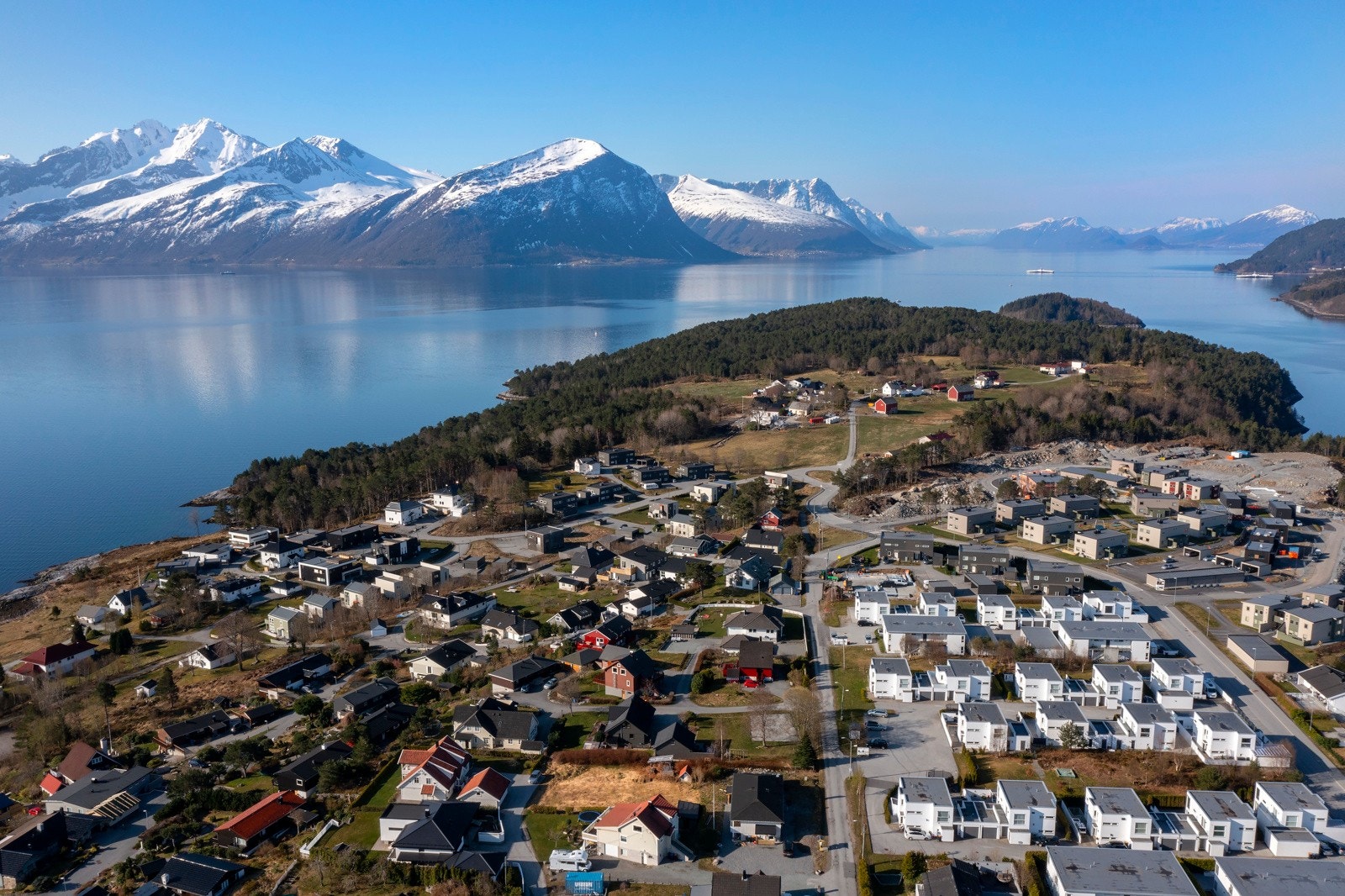 Det er flere fine badeplasser i nærområdet, hvorav Skråvika er den nærmeste, få minutters gange fra eiendommen. Galleribilde