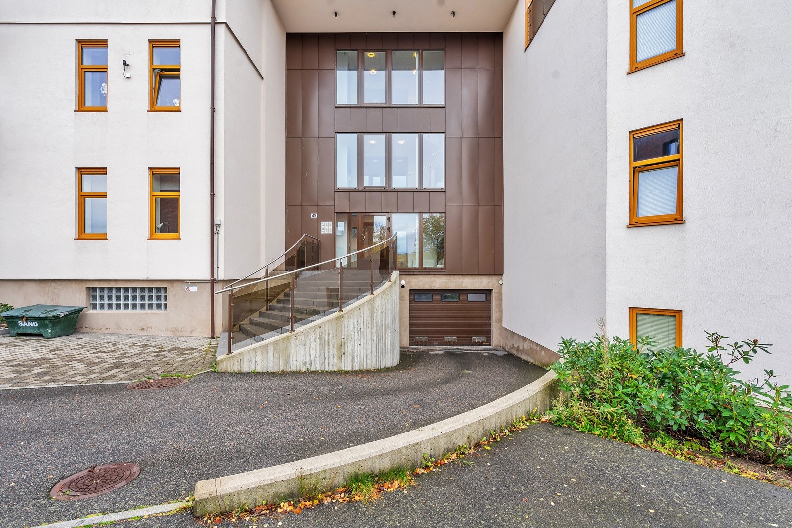 Inngang til garasjekjeller. Det medfølger 1 p-plass i kjeller. Galleribilde