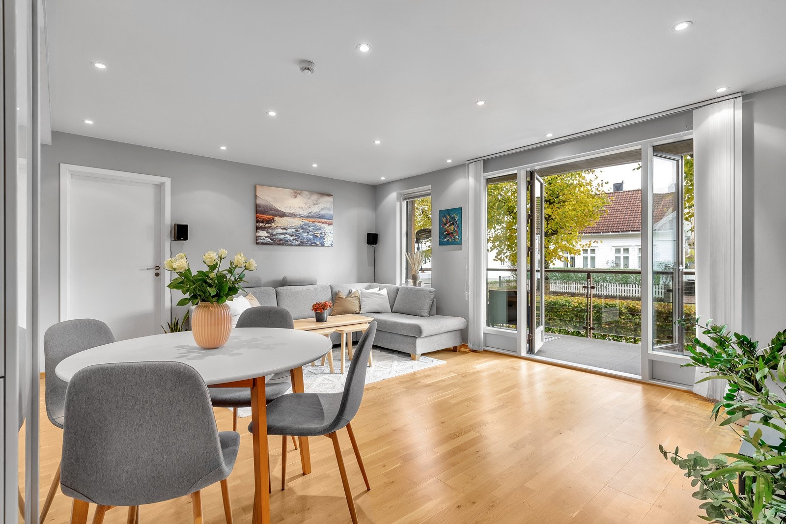 Fra stuen er det utgang til en stor og solrik balkong Galleribilde