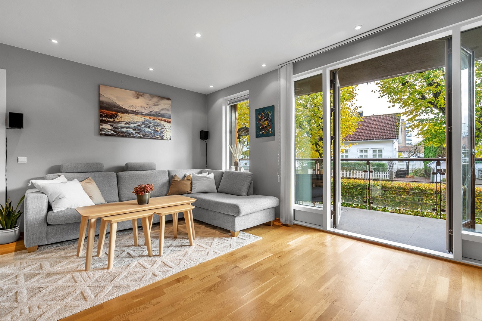 Store vindusflater som slipper inn rikelig med naturlig lys Galleribilde